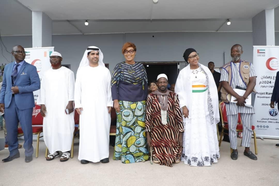 سفارة الإمارات في أبيدجان تشرف على توزيع سلال غذائية ووجبات إفطار