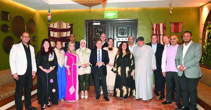 السفير الألماني متوسطاً ممثلي وسائل الإعلام