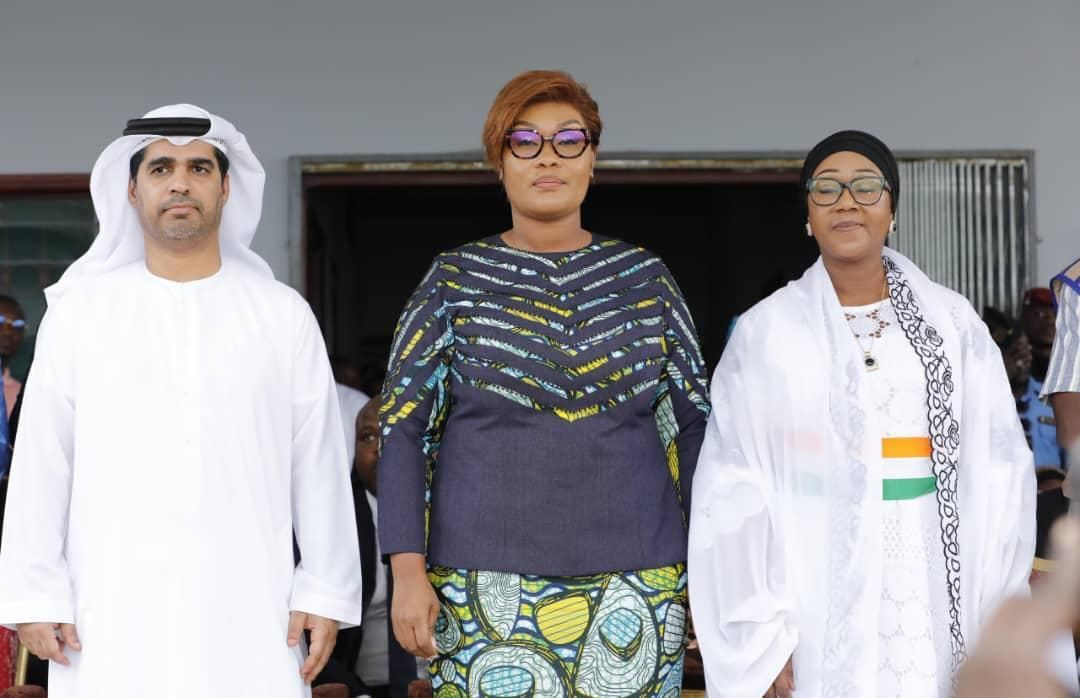 سفارة الإمارات في أبيدجان تشرف على توزيع سلال غذائية ووجبات إفطار