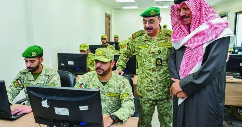 فيصل النواف والرفاعي خلال الجولة بمركز الحاسوب واللغات