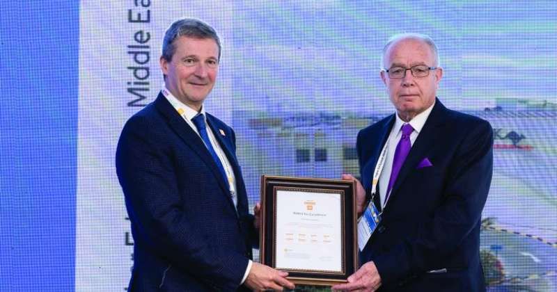 زعبلاوي متسلماً الجائزة