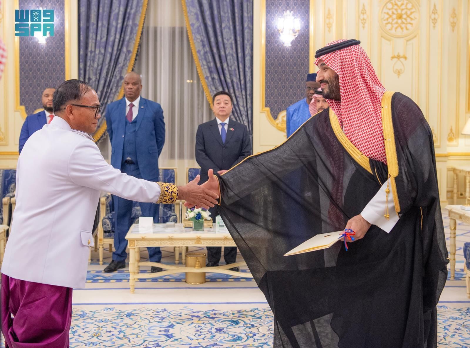 نيابة عن خادم الحرمين الشريفين.. سمو ولي العهد يتسلم أوراق اعتماد السفراء الجدد لعدد من الدول الشقيقة والصديقة المعينين لدى المملكة