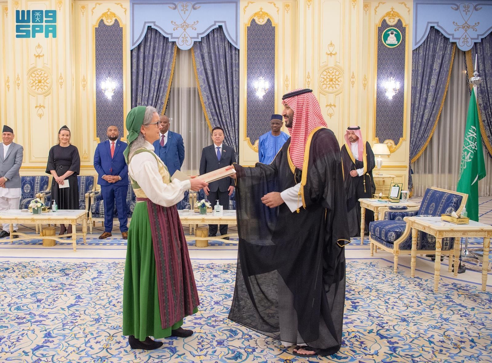 نيابة عن خادم الحرمين الشريفين.. سمو ولي العهد يتسلم أوراق اعتماد السفراء الجدد لعدد من الدول الشقيقة والصديقة المعينين لدى المملكة