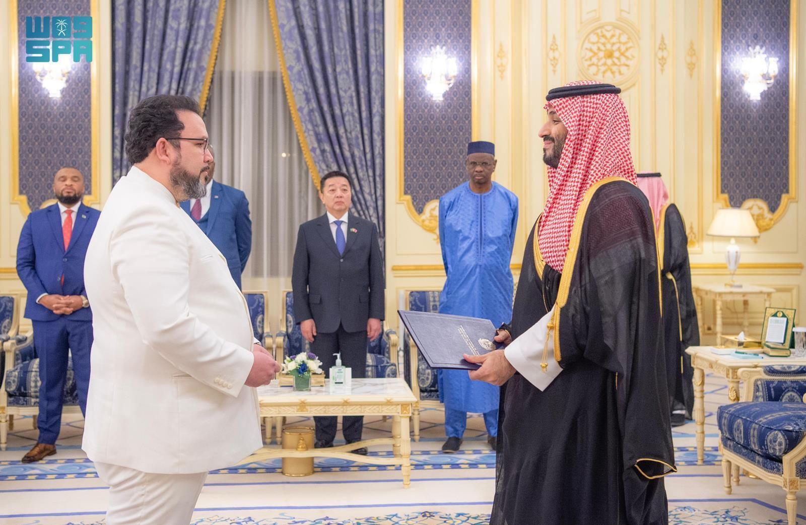 نيابة عن خادم الحرمين الشريفين.. سمو ولي العهد يتسلم أوراق اعتماد السفراء الجدد لعدد من الدول الشقيقة والصديقة المعينين لدى المملكة