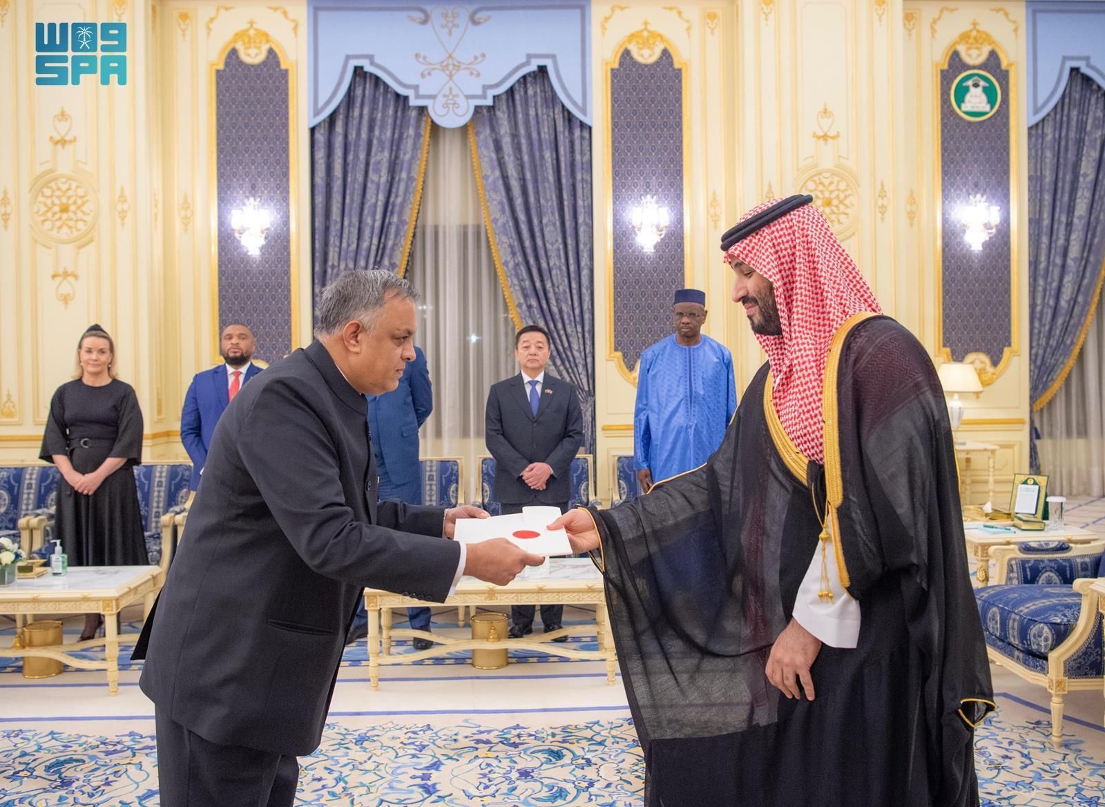 نيابة عن خادم الحرمين الشريفين.. سمو ولي العهد يتسلم أوراق اعتماد السفراء الجدد لعدد من الدول الشقيقة والصديقة المعينين لدى المملكة