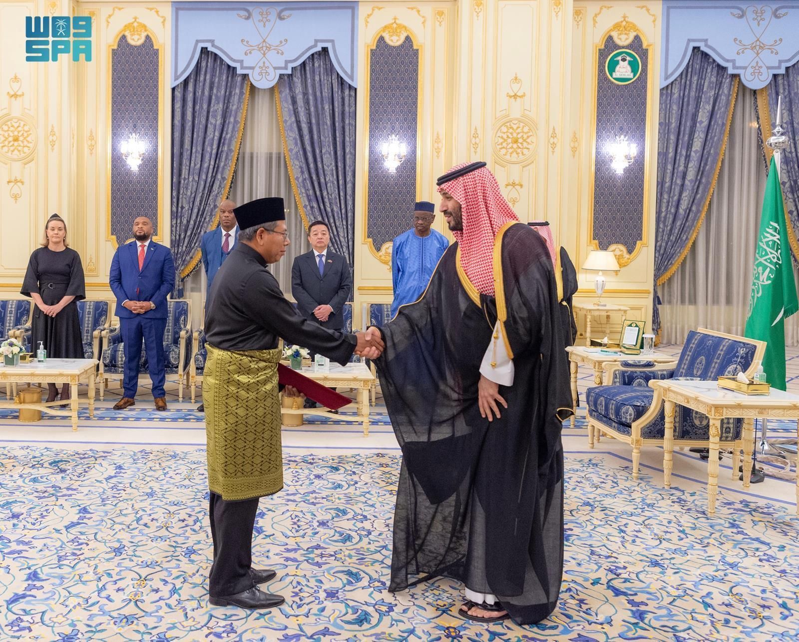 نيابة عن خادم الحرمين الشريفين.. سمو ولي العهد يتسلم أوراق اعتماد السفراء الجدد لعدد من الدول الشقيقة والصديقة المعينين لدى المملكة