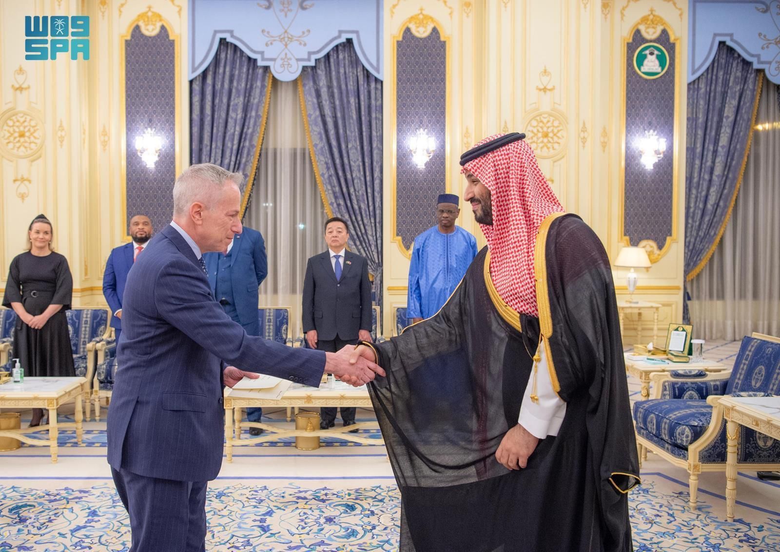 نيابة عن خادم الحرمين الشريفين.. سمو ولي العهد يتسلم أوراق اعتماد السفراء الجدد لعدد من الدول الشقيقة والصديقة المعينين لدى المملكة