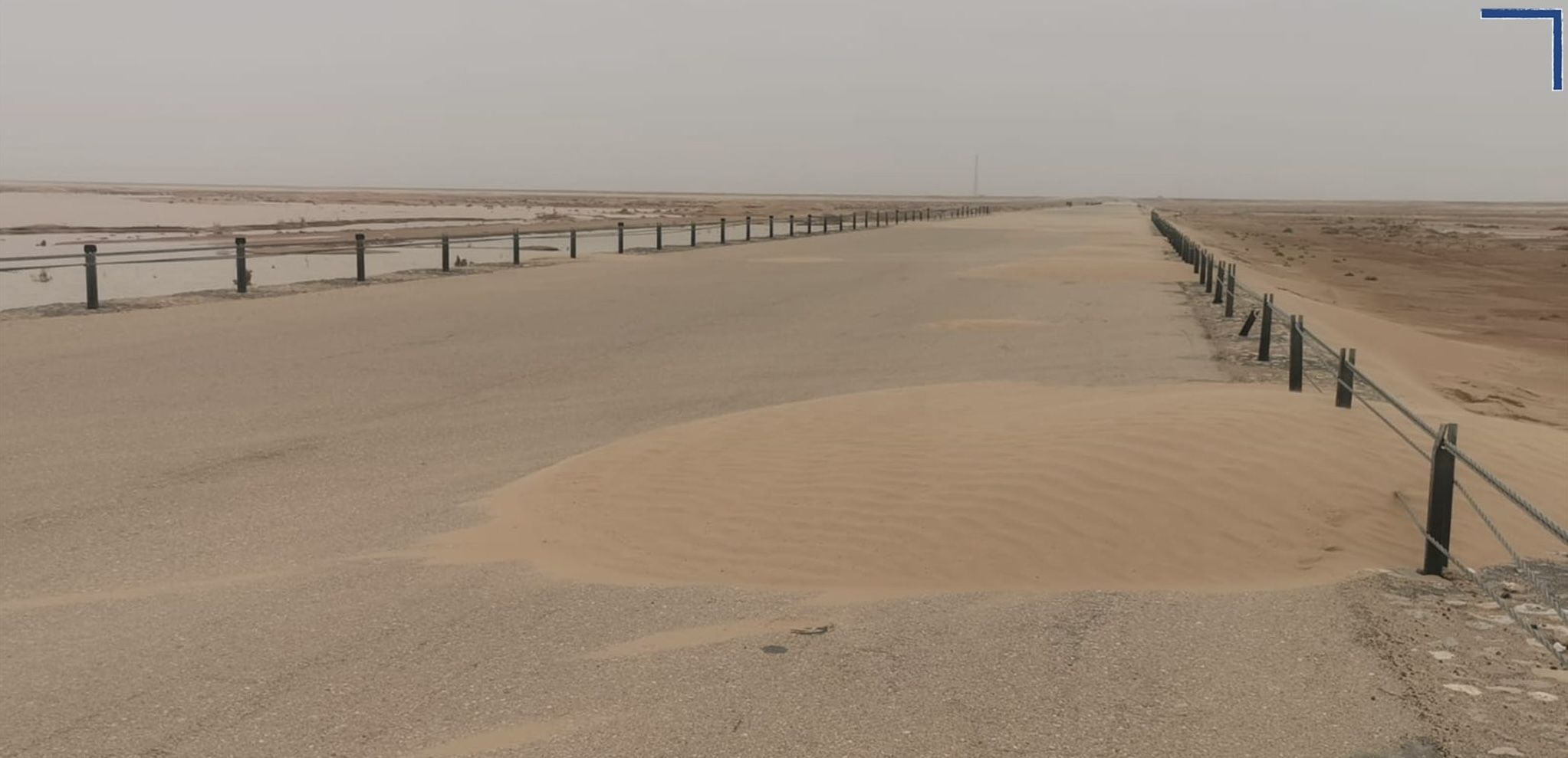 انتبه .. تكدس تجمعات رملية على جانبي طريق منطقة فهود إلى دوار وادي العين