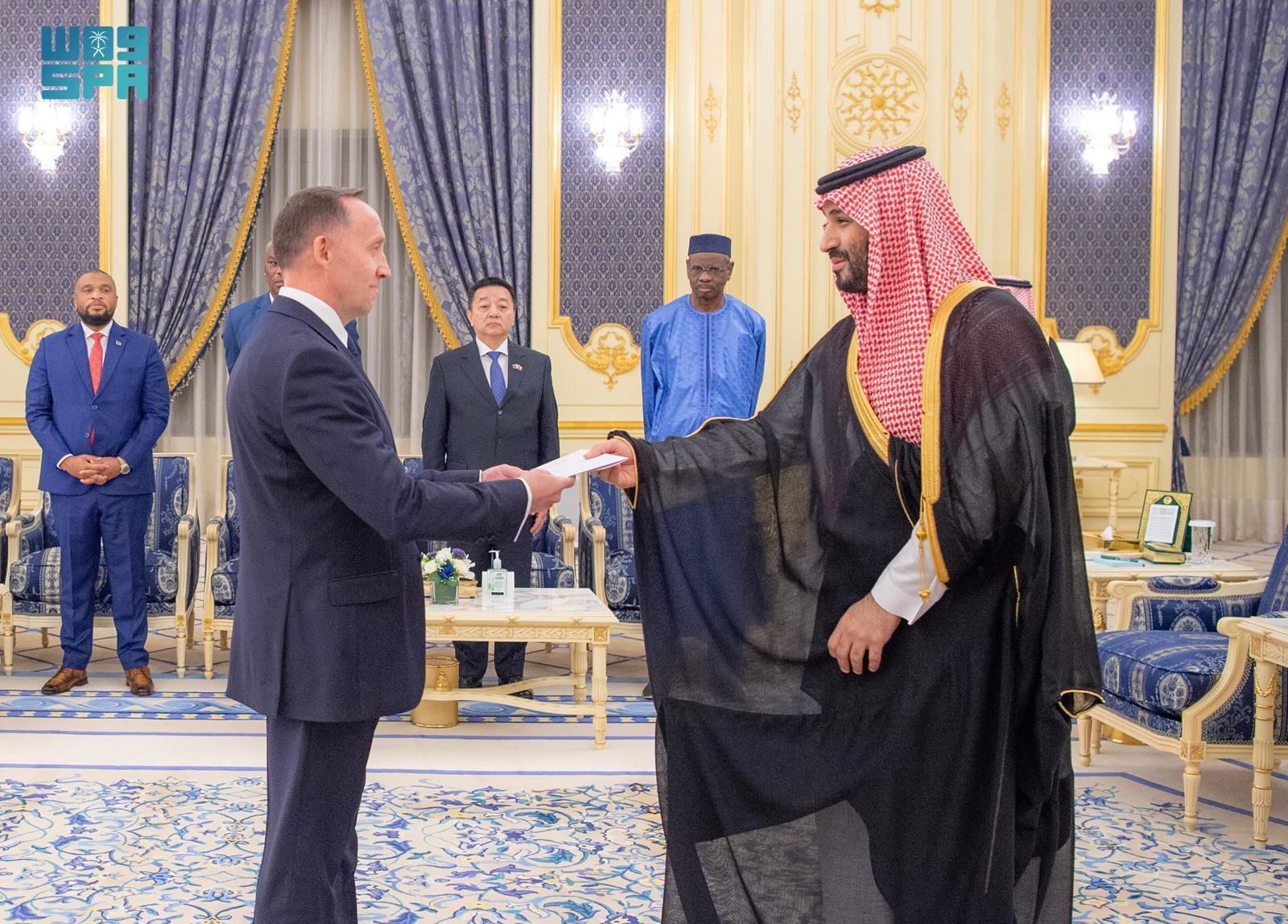 نيابة عن خادم الحرمين الشريفين.. سمو ولي العهد يتسلم أوراق اعتماد السفراء الجدد لعدد من الدول الشقيقة والصديقة المعينين لدى المملكة