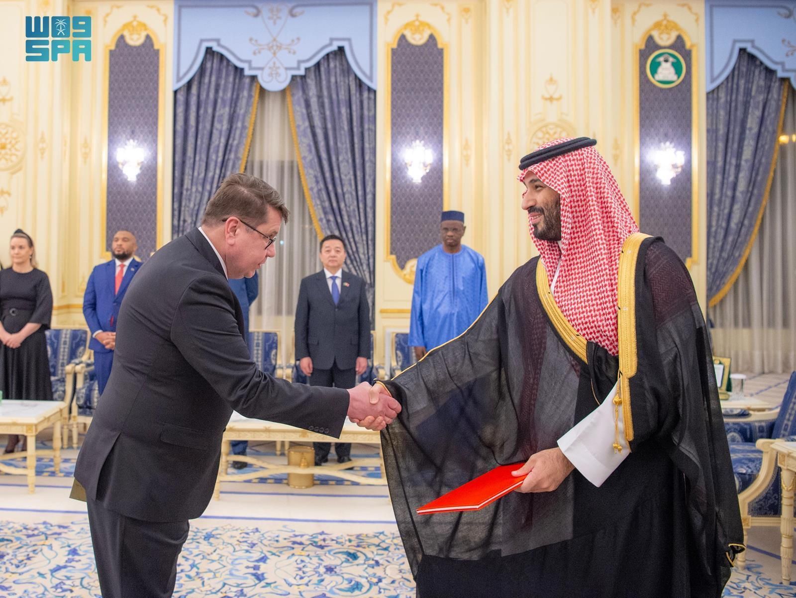 نيابة عن خادم الحرمين الشريفين.. سمو ولي العهد يتسلم أوراق اعتماد السفراء الجدد لعدد من الدول الشقيقة والصديقة المعينين لدى المملكة