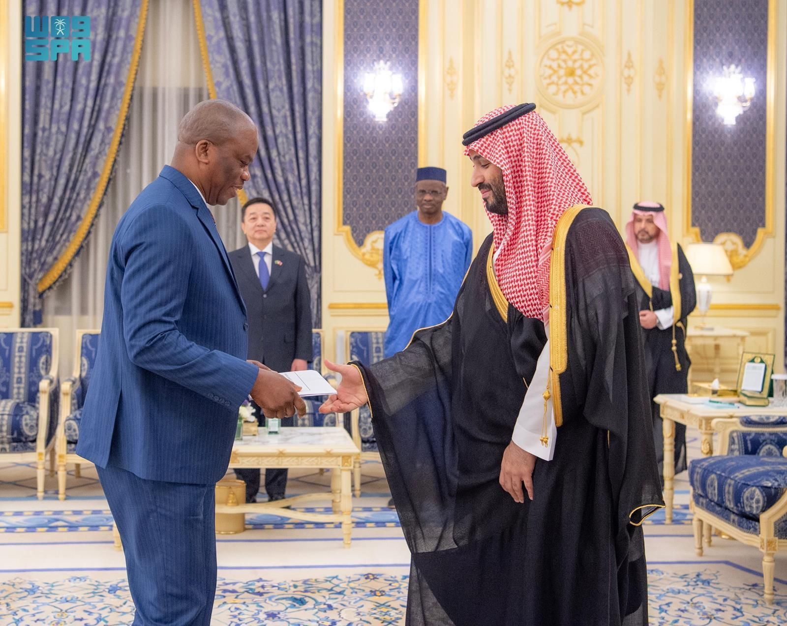 نيابة عن خادم الحرمين الشريفين.. سمو ولي العهد يتسلم أوراق اعتماد السفراء الجدد لعدد من الدول الشقيقة والصديقة المعينين لدى المملكة
