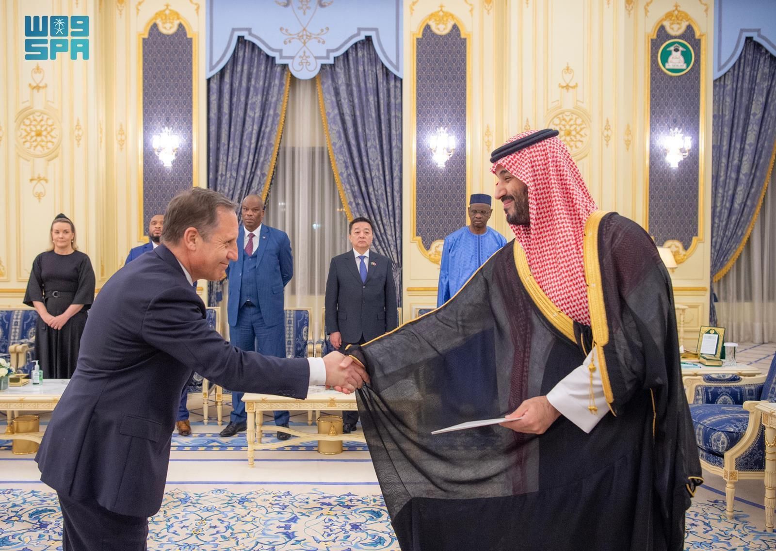 نيابة عن خادم الحرمين الشريفين.. سمو ولي العهد يتسلم أوراق اعتماد السفراء الجدد لعدد من الدول الشقيقة والصديقة المعينين لدى المملكة