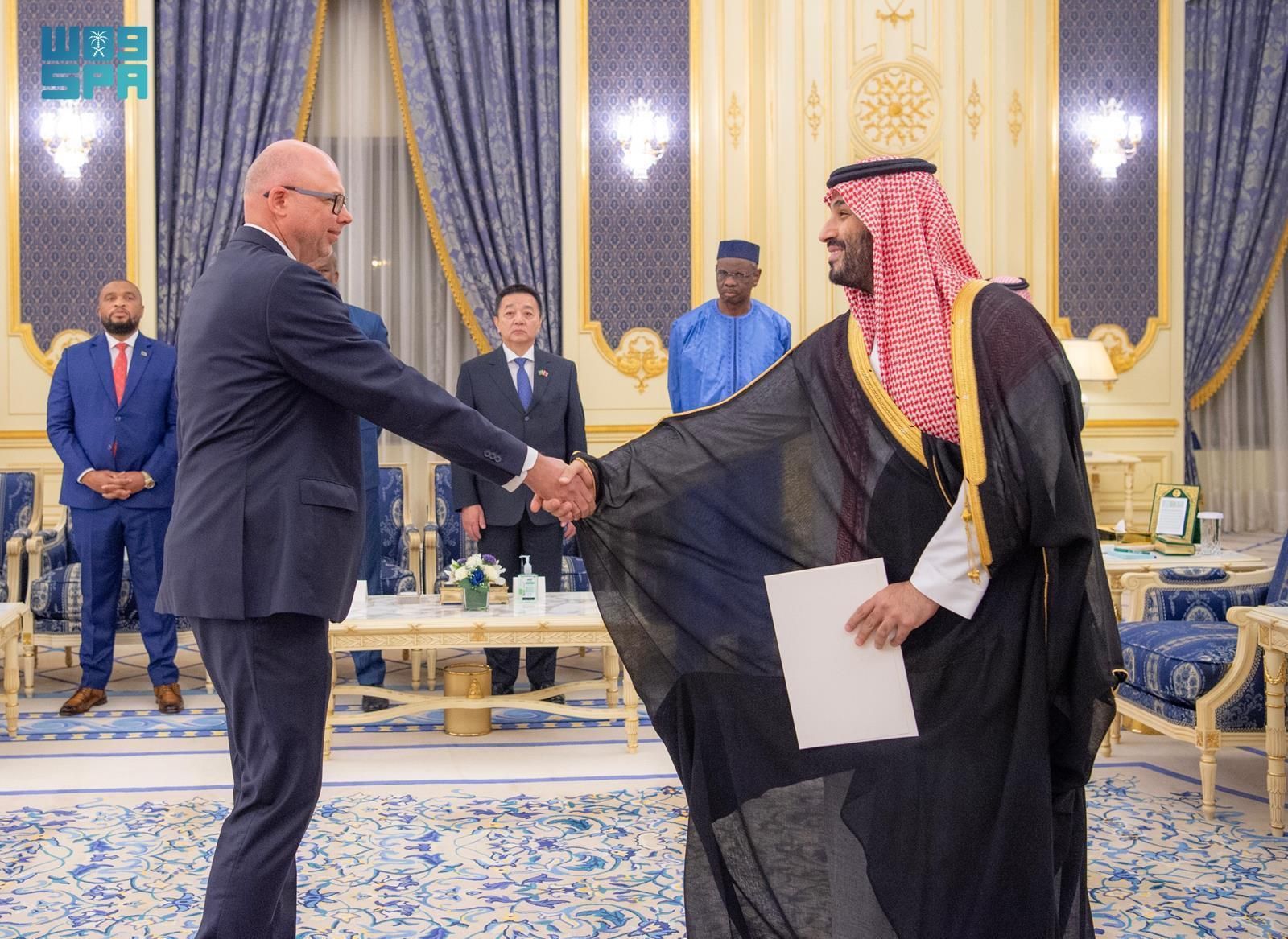 نيابة عن خادم الحرمين الشريفين.. سمو ولي العهد يتسلم أوراق اعتماد السفراء الجدد لعدد من الدول الشقيقة والصديقة المعينين لدى المملكة