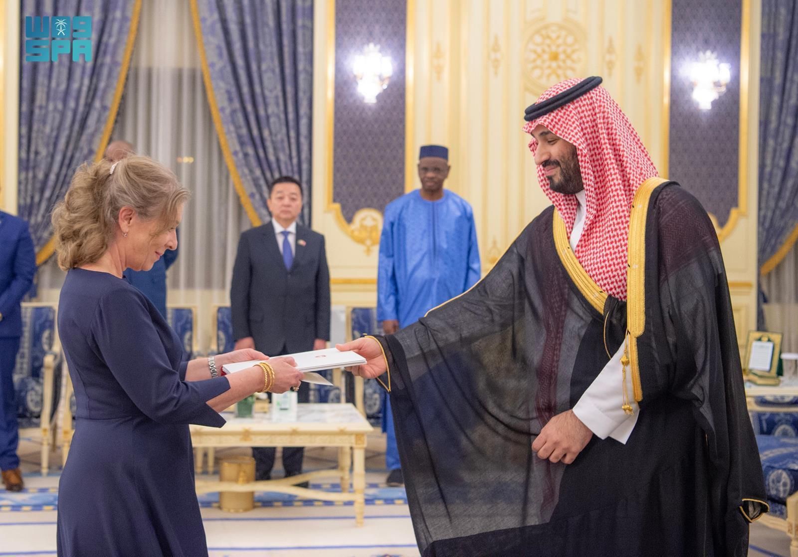 نيابة عن خادم الحرمين الشريفين.. سمو ولي العهد يتسلم أوراق اعتماد السفراء الجدد لعدد من الدول الشقيقة والصديقة المعينين لدى المملكة