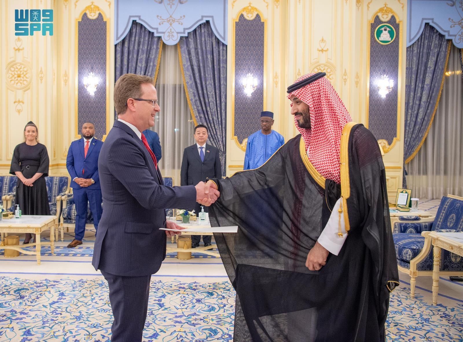 نيابة عن خادم الحرمين الشريفين.. سمو ولي العهد يتسلم أوراق اعتماد السفراء الجدد لعدد من الدول الشقيقة والصديقة المعينين لدى المملكة