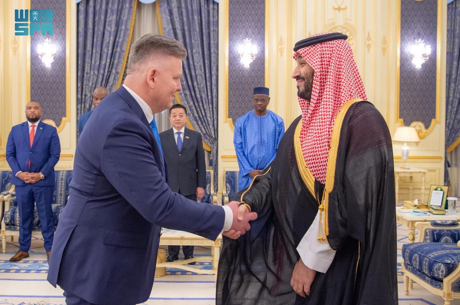 نيابة عن خادم الحرمين الشريفين.. سمو ولي العهد يتسلم أوراق اعتماد السفراء الجدد لعدد من الدول الشقيقة والصديقة المعينين لدى المملكة