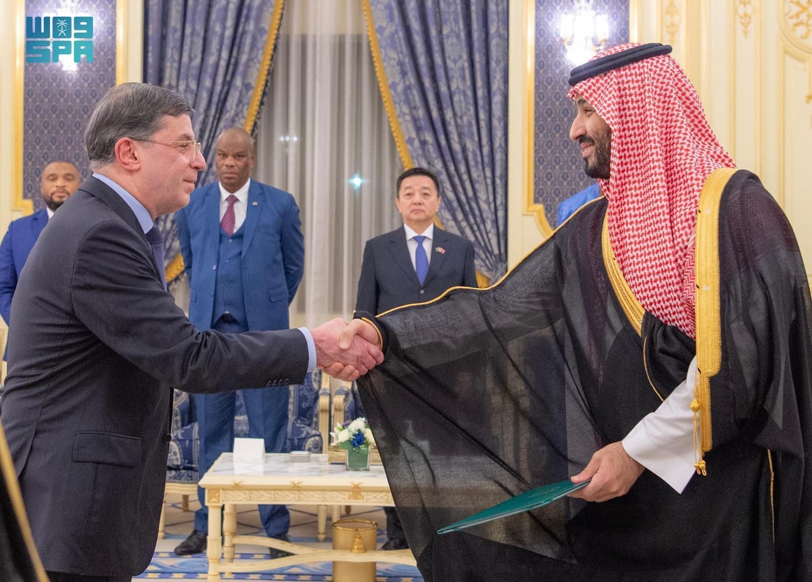 نيابة عن خادم الحرمين الشريفين.. سمو ولي العهد يتسلم أوراق اعتماد السفراء الجدد لعدد من الدول الشقيقة والصديقة المعينين لدى المملكة