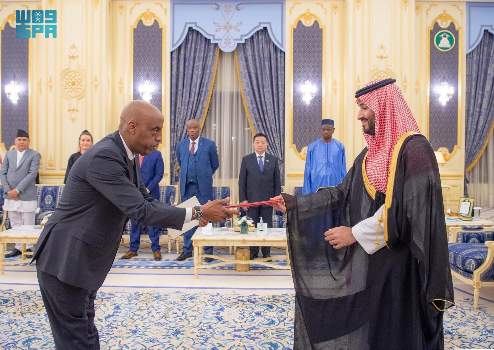 نيابة عن خادم الحرمين الشريفين.. سمو ولي العهد يتسلم أوراق اعتماد السفراء الجدد لعدد من الدول الشقيقة والصديقة المعينين لدى المملكة