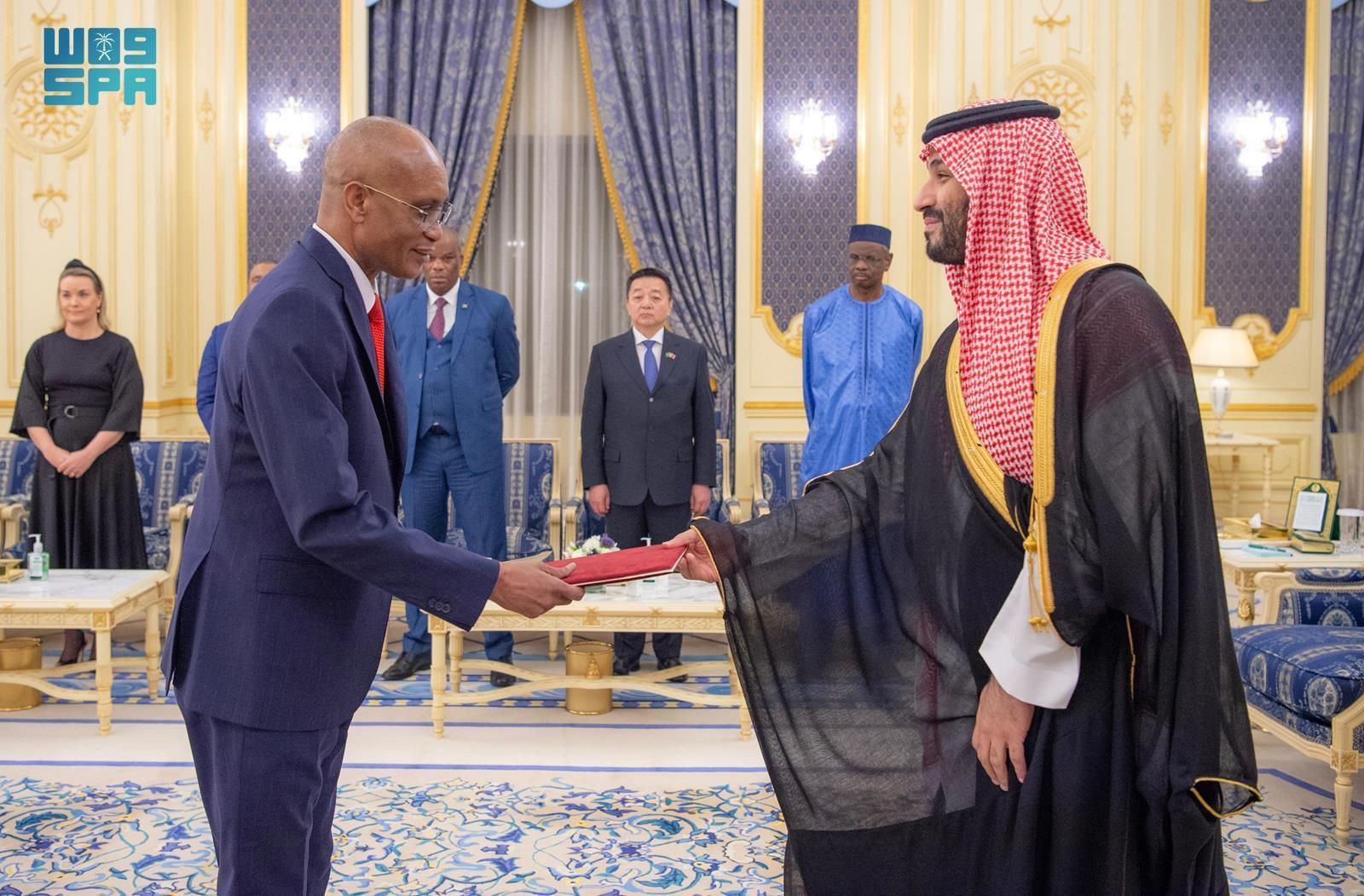 نيابة عن خادم الحرمين الشريفين.. سمو ولي العهد يتسلم أوراق اعتماد السفراء الجدد لعدد من الدول الشقيقة والصديقة المعينين لدى المملكة