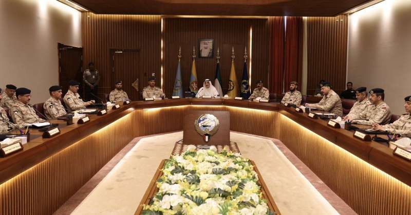 اليوسف اجتمع بكبار قادة «الدفاع»: العمل وفق التوجيهات السديدة لسمو الأمير