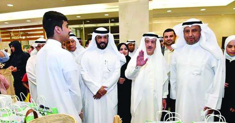 الوزير الغريب في جولته بالمعرض المصاحب للفعالية