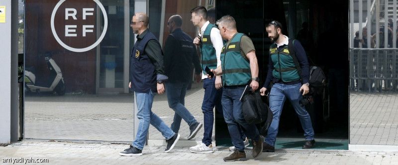 «فيفا» و«يويفا» يطالبان إسبانيا بتفسير الاعتقالات