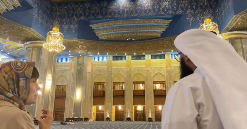 السفيرة الأميركية تزور المسجد الكبير