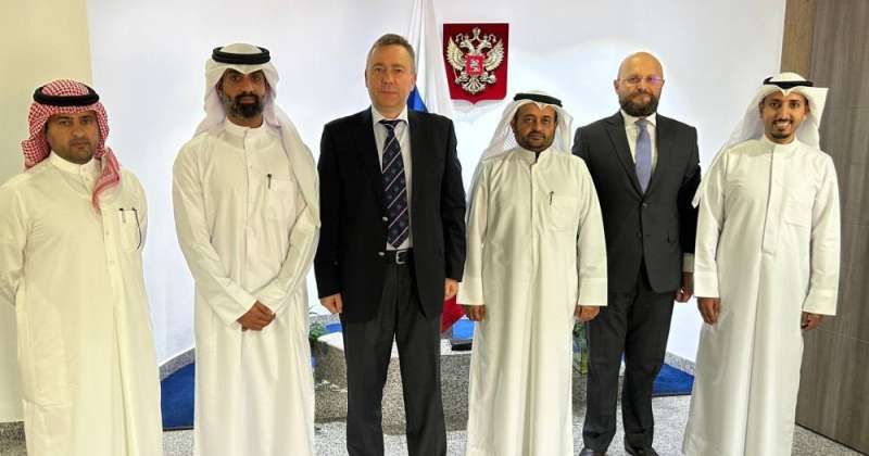 فنيس العجمي ووفد «المهرجان العالمي للشباب» عزّى السفارة الروسية