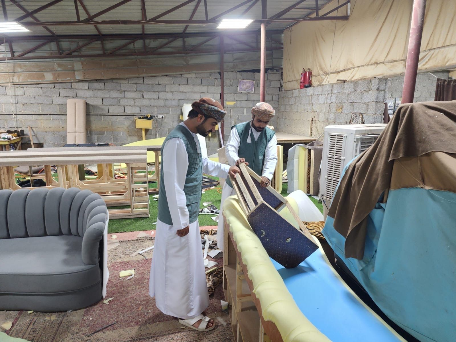 غرامة ألف ريال .. ضبط عمالة وافدة تتلاعب بتصنيع الأثاث