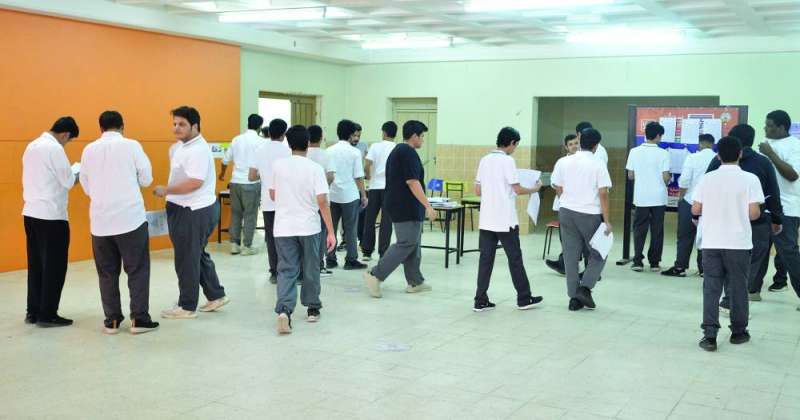 طلبة الثاني عشر قبل دخولهم لجان الاختبارات (صورة أرشيفية)