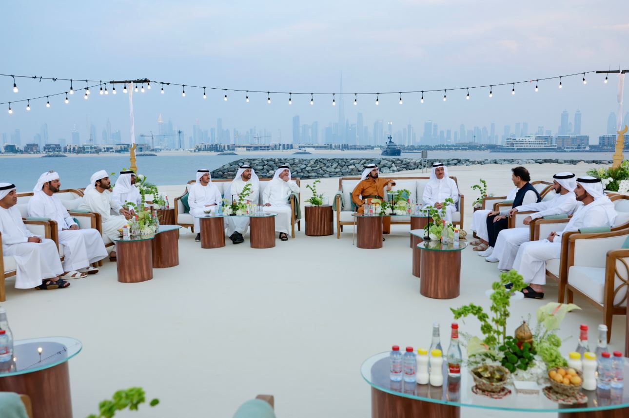 محمد بن راشد يزور مجلس عبدالله المنصوري في دبي