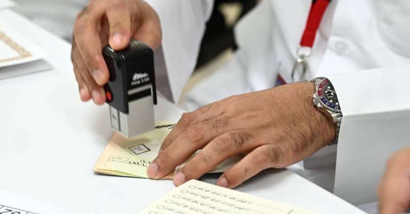 الناخبون داخل المدارس يستكملون تصويتهم بعد 12 ليلاً