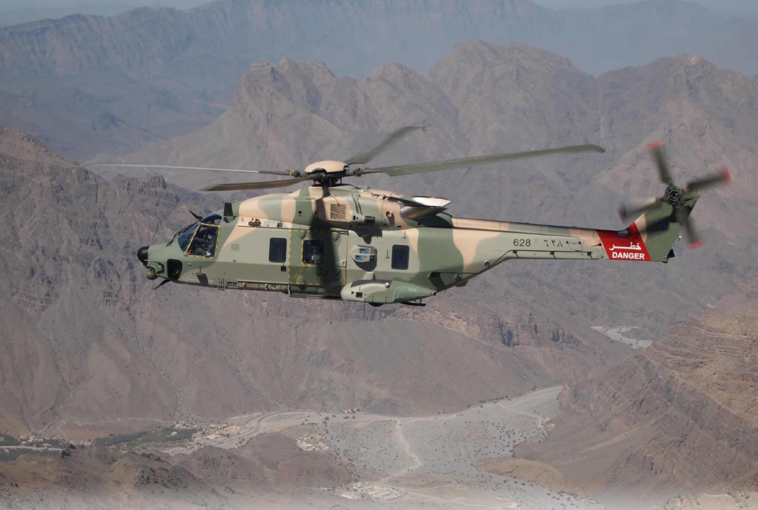 سلاح الجو السلطاني العماني ينقل جثامين ثلاثة مواطنين إثر تعرضهم لحادث سير