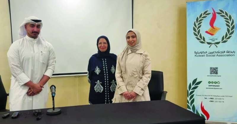 الدكتورة فاطمة الثلاب مُكرّمة علي العبيدلي بحضور لطيفة المطيري