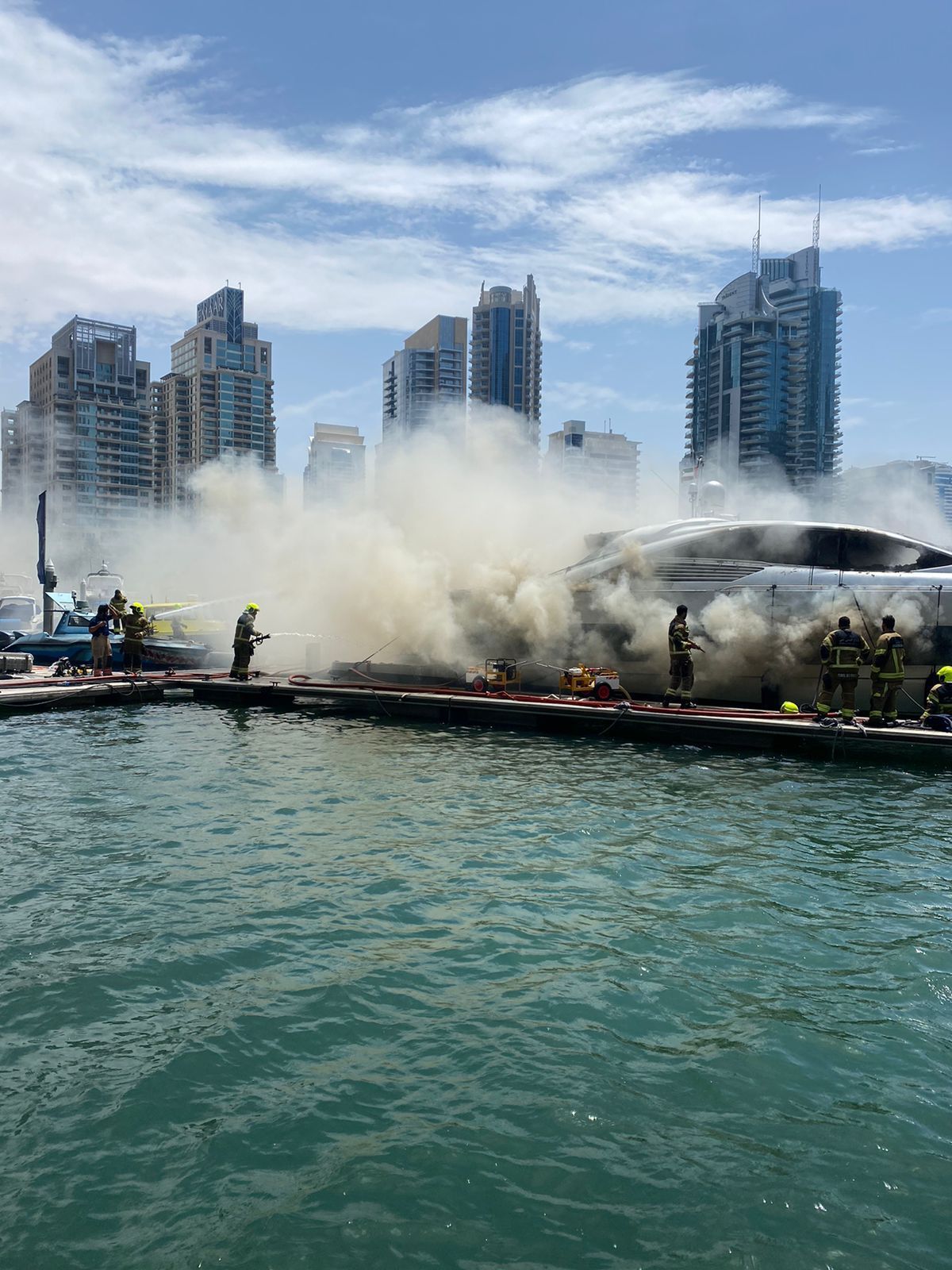إخماد حريق قارب في مارينا دبي