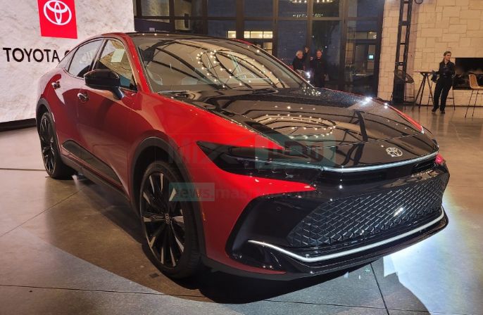 سعر ومواصفات سيارة تويوتا كروان في السعودية 1445 السعر خيال والمواصفات ولا في الأحلام