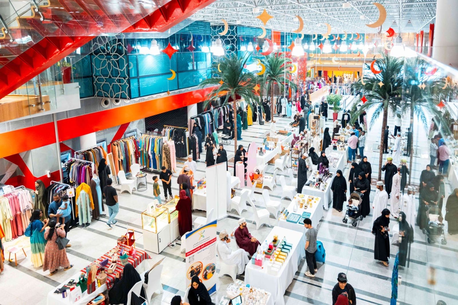 سوق “الوثبة” الرمضاني يشهد حركة تجارية نشطة ومشاركة مميزة من رواد الأعمال