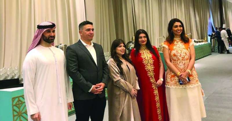 خالد الزرعوني ووليد حسين مع باقة من المدعوات