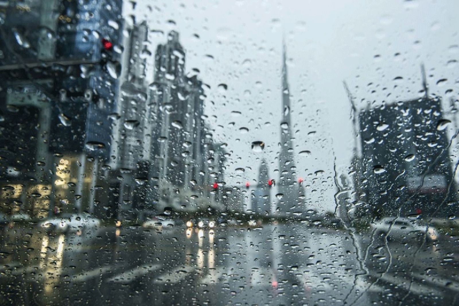 طقس غائم وفرصة سقوط أمطار على الإمارات غداً