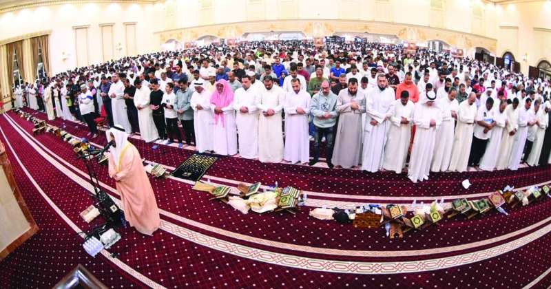 آلاف المتهجدين في مسجد بلال بن رباح