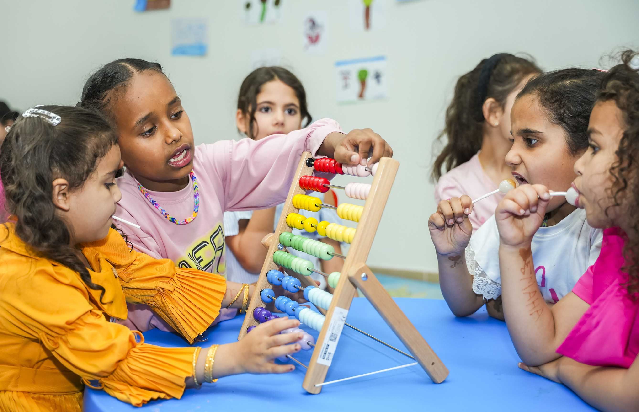 "التنمية الأسرية" تواصل تقديم الدعم النفسي لضيوف مدينة الإمارات الإنسانية