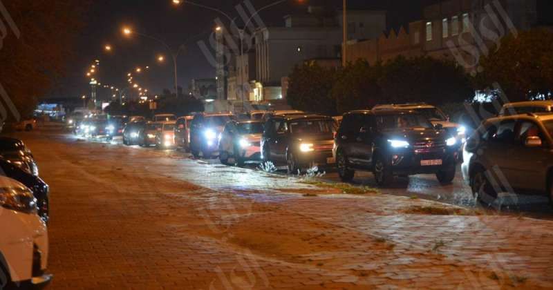 شوارع الكويت غصّت بالسيارات نتيجة الإقبال على التصويت.. مساء