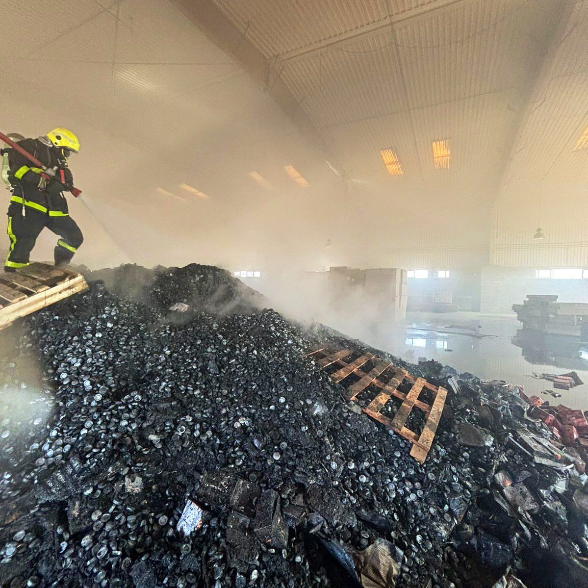 إخماد حريق شب في مخزن للفحم دون تسجيل إصابات