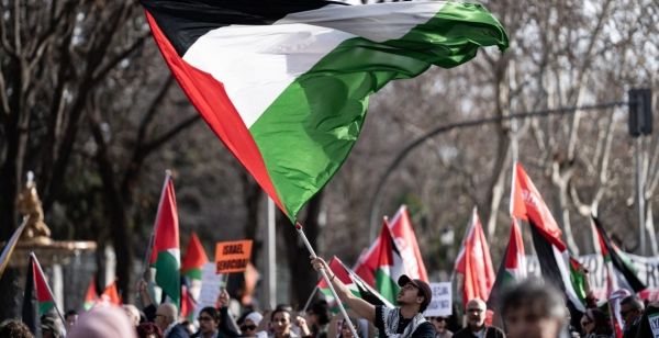 مشجعو فريق برشلونة يهتفون لفلسطين خلال مباراة مع فريق إسرائيلي (فيديو)