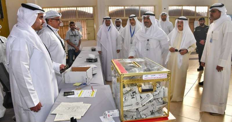 رئيس الوزراء يتفقد عدداً من مراكز الاقتراع