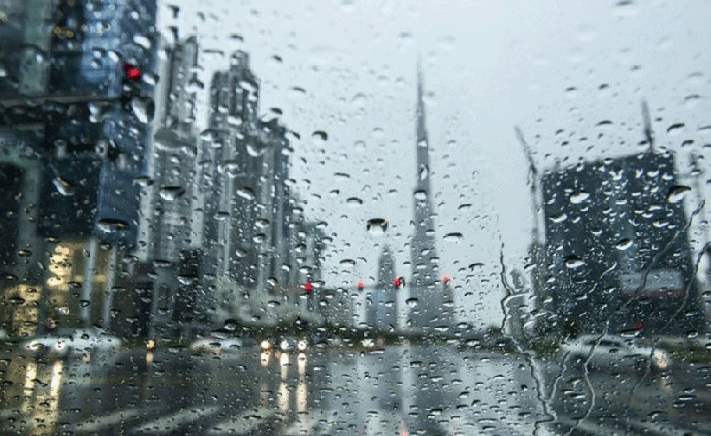 طقس غائم وفرصة سقوط أمطار غداً على الإمارات