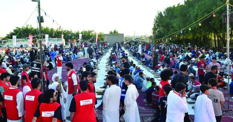 «AUM» تنظم أكبر مائدة إفطار بـ 15 ألف وجبة