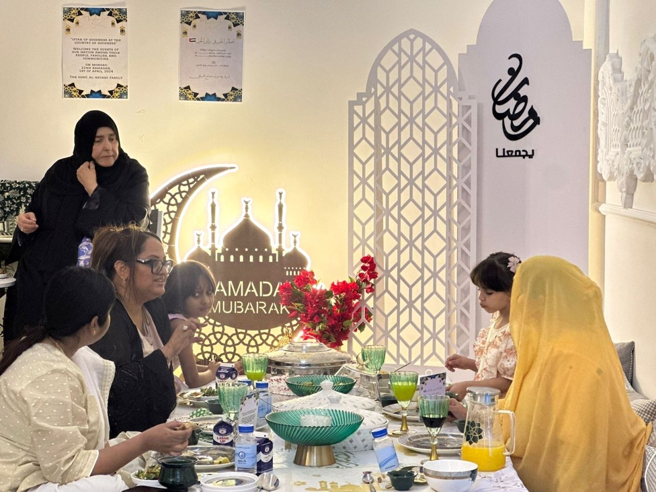 مبادرة «إفطار القيم الإماراتية» تحتضن عائلات آسيوية وأفريقية