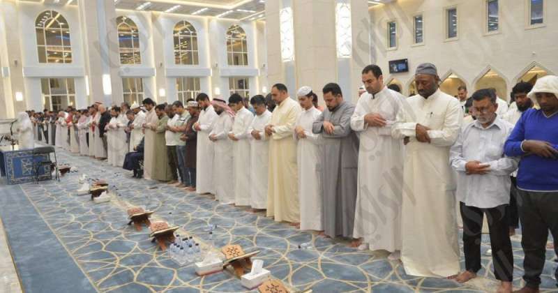 المتهجدون أحيوا الليلة الثامنة والعشرين من رمضان