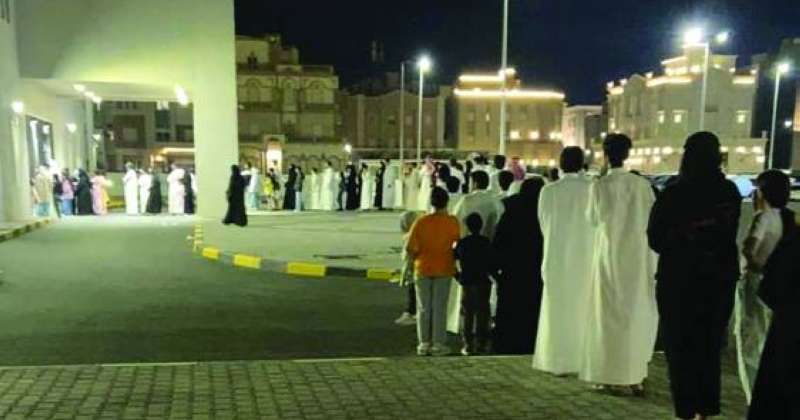 طابور طويل لأولياء الأمور والطلبة للحصول على إجازة طبية